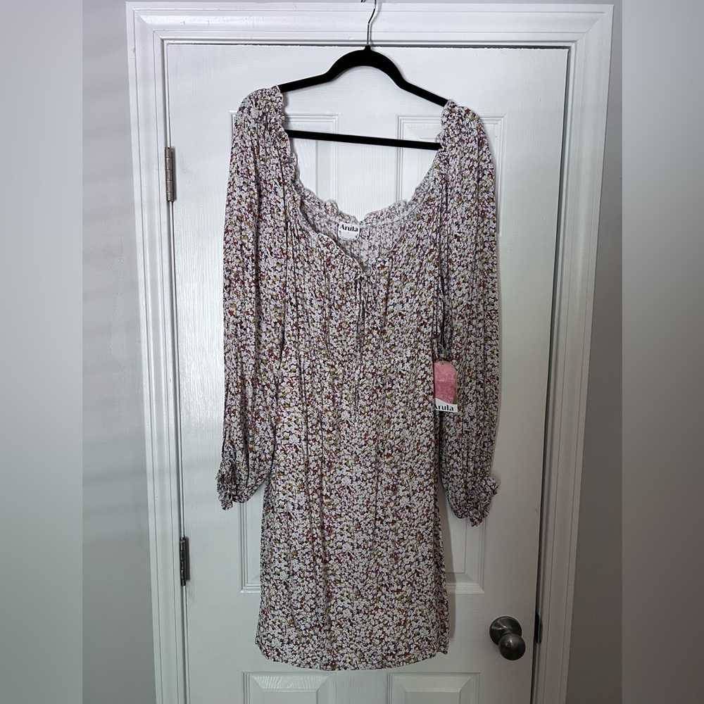 Arula long sleeve floral dress. Size C (22-24). NWT